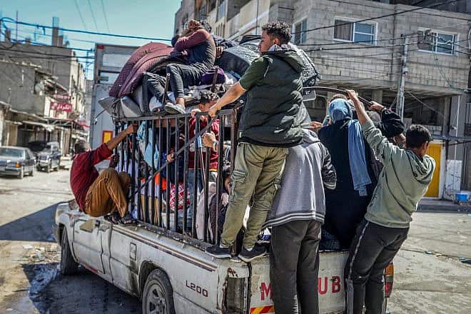 Gazans evacuate Rafah, in the southern Gaza Strip, May 8, 2024. Photo by Abed Rahim Khatib/Flash90.