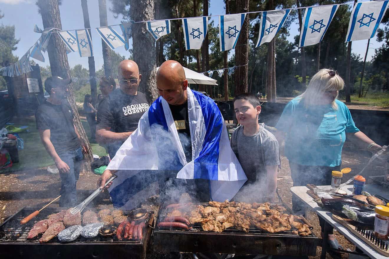 Israelis enjoy a barbecue on Yom Ha'aztmaut, Independence Day, April 26, 2023. Photo by Ayal Margolin/Flash90.