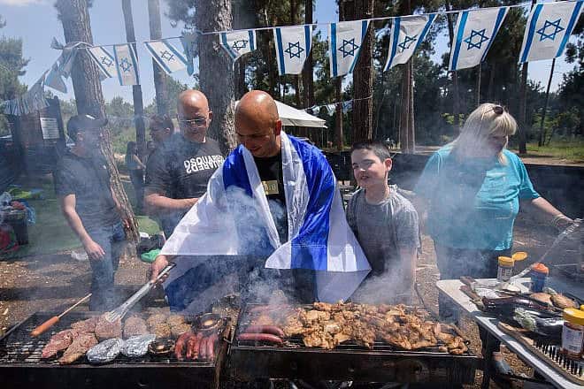 Israelis enjoy a barbecue on Yom Ha'aztmaut, Independence Day, April 26, 2023. Photo by Ayal Margolin/Flash90.
