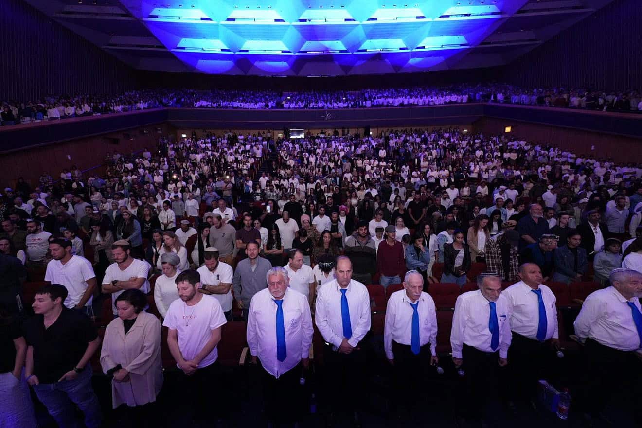 An audience of 3,100 stood for a filmed Declaration of Unity at the OneFamily Memorial Day for the Fallen Soldiers and Victims of Terrorism (Yom Hazikaron) event. Photo by Meir Pavlovsky/OneFamily.