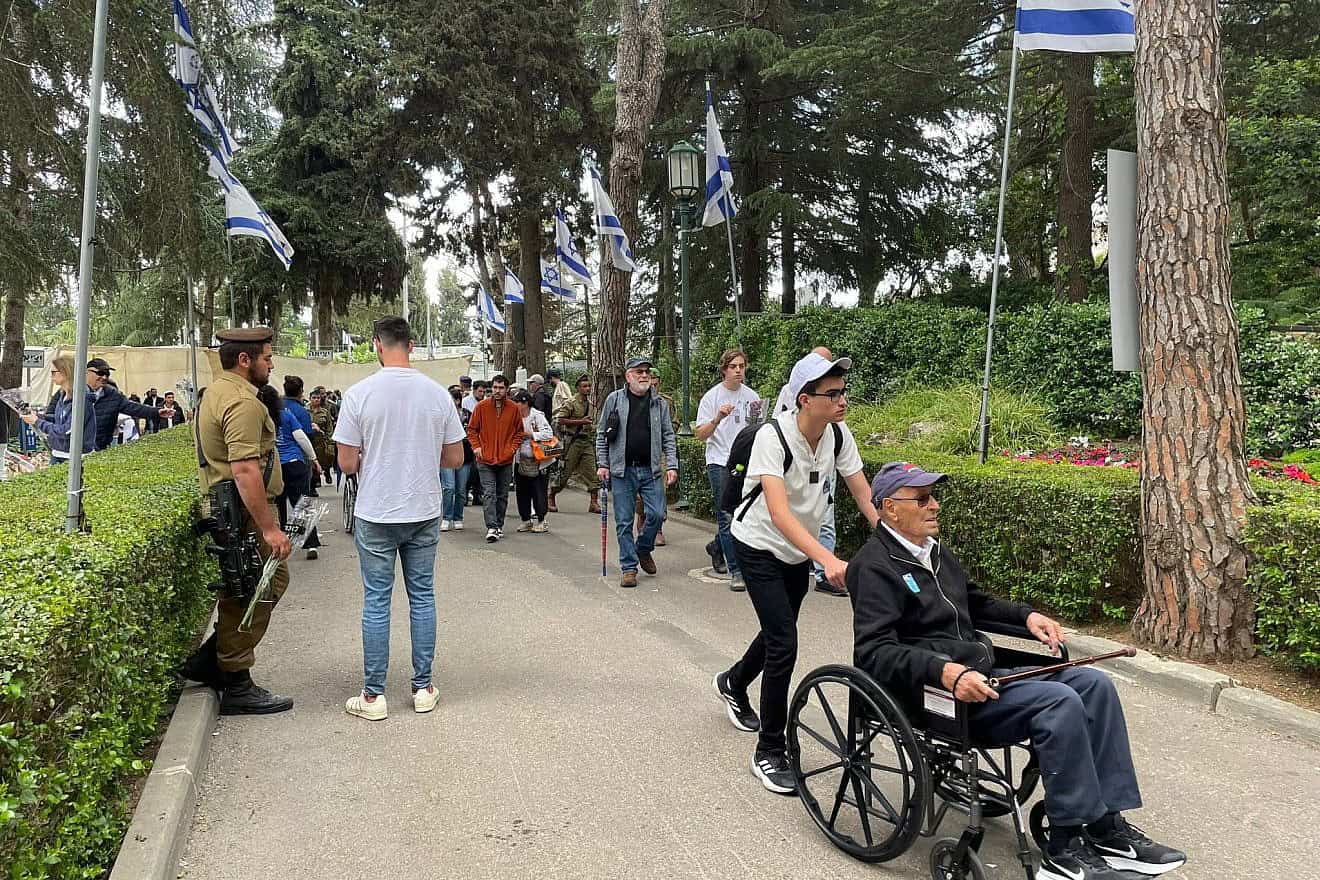 Yad Sarah helped bereaved individuals visit the gravesites and cemeteries of loved ones at ceremonies on Yom Hazikaron (Israeli Memorial Day), on May 13, 2024. Credit: Courtesy of Yad Sarah.