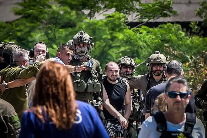 Freed hostages Andrey Kozlov (left) and Almog Meir arrive at Sheba Medical Center in Ramat Gan, June 8, 2024. Photo by Avshalom Sassoni/Flash90.