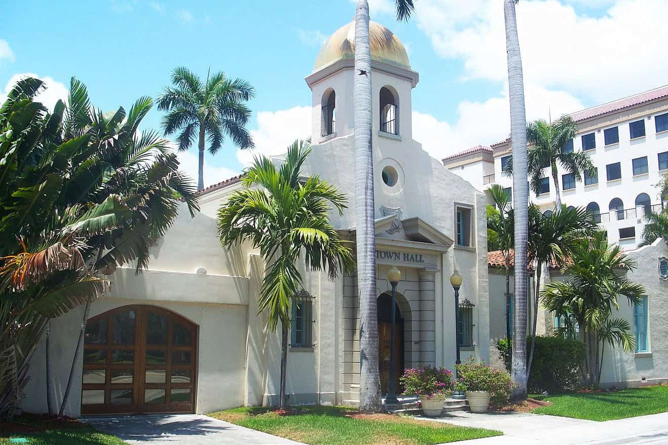 Old City Hall in Boca Raton, Fla. Credit: Ebyabe via Wikimedia Commons.