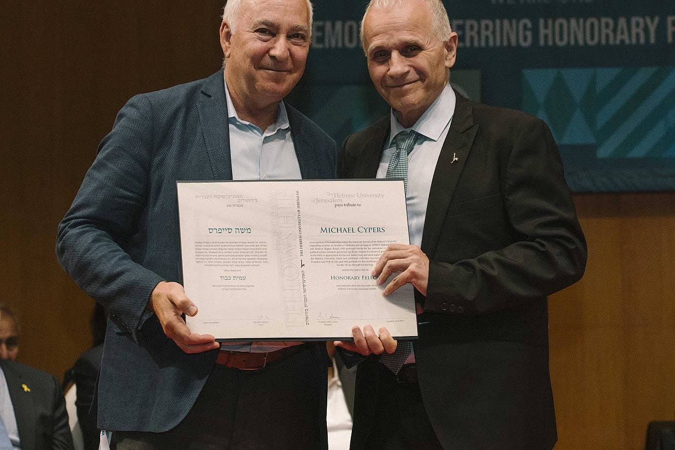 Hebrew University of Jerusalem president and professor Asher Cohen (right) presents an honorary fellowship to renowned patent attorney Michael Cypers at the 87th Board of Governors meeting in Jerusalem. Photo by Maxim Dinshtein.