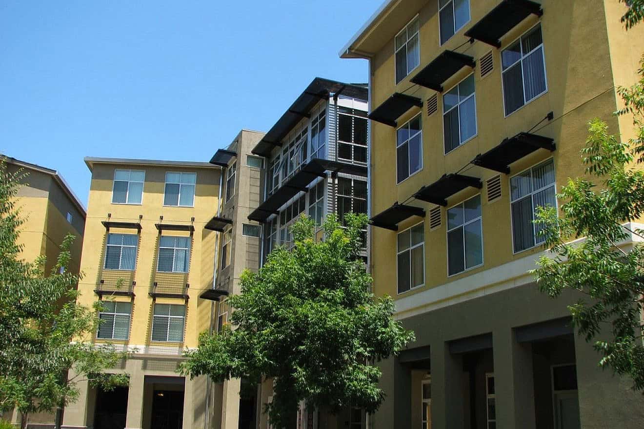 The Segundo dormitories at the University of California, Davis. Credit: Veritas117 via Wikimedia Commons.