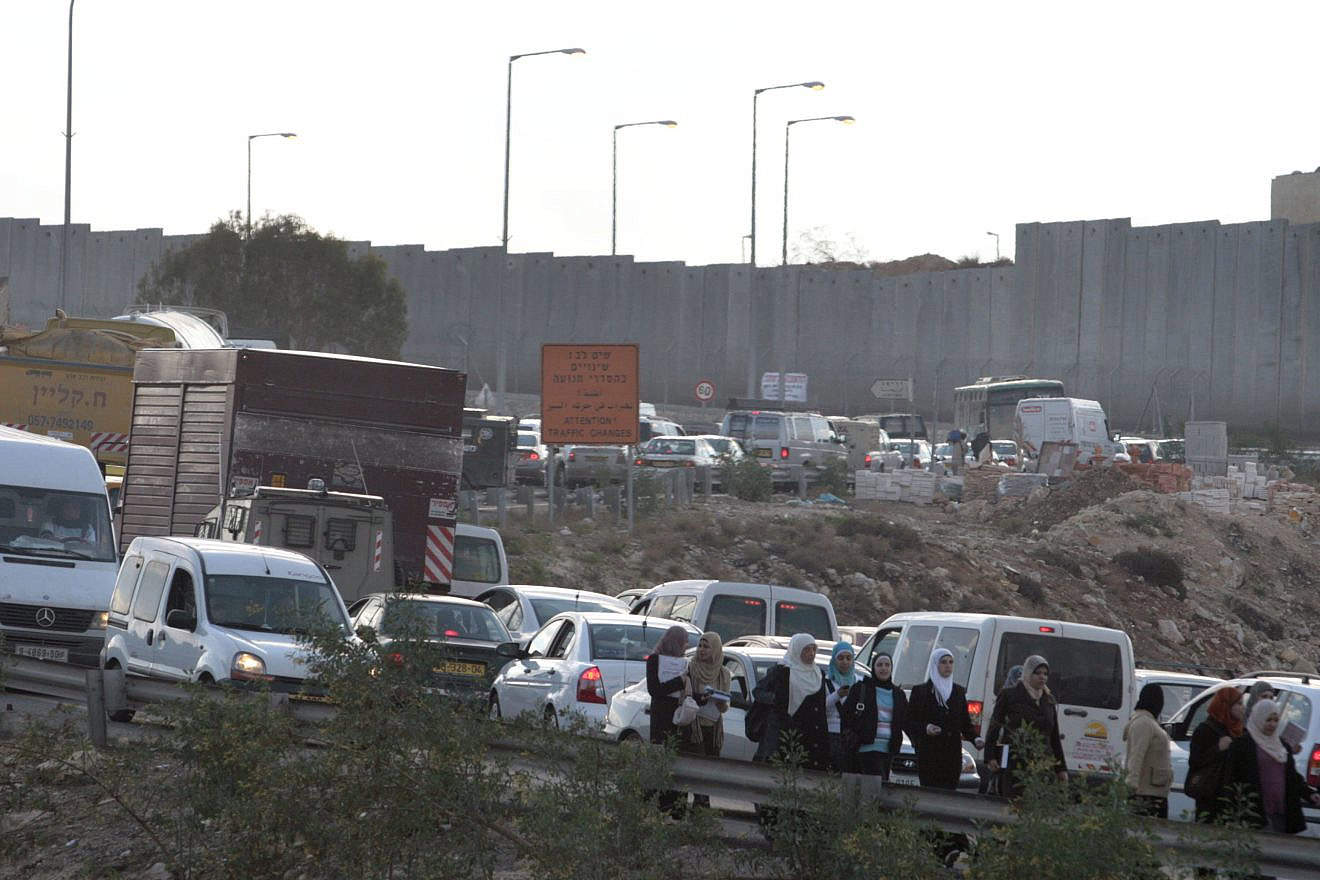 Standstill traffic at the Hizma security checkpoint between Samaria and northern Jerusalem, Nov. 25, 2007. Photo by Olivier Fitoussi /Flash90.
