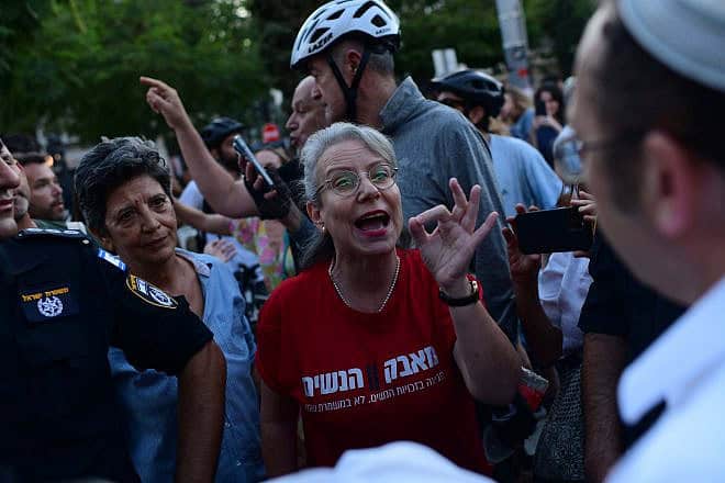 Secular activists shout at worshipers on Yom Kippur over gender segregation at Dizengoff Square, Tel Aviv. Sept. 24, 2023. Photo by Tomer Neuberg/Flash 90.

 *** Local Caption *** יום כיפור
כיפורים
כיכר דיזנגוף
הפרדה
ראש יהודי
תל אביב