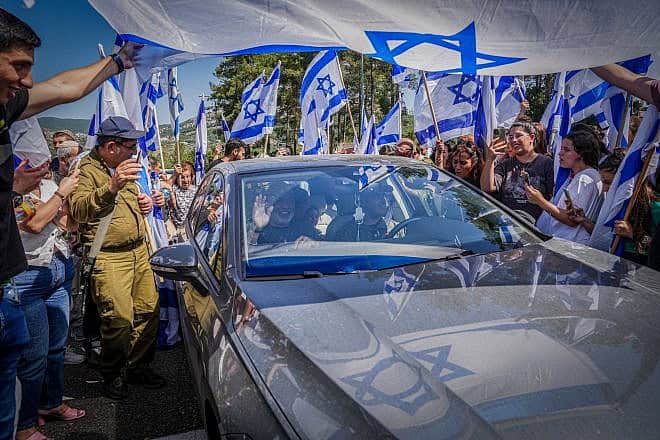 Released hostage Shlomi Ziv returns to his home in Moshav Elkosh in northern Israel, June 25, 2024. Photo by Ayal Margolin/Flash90.