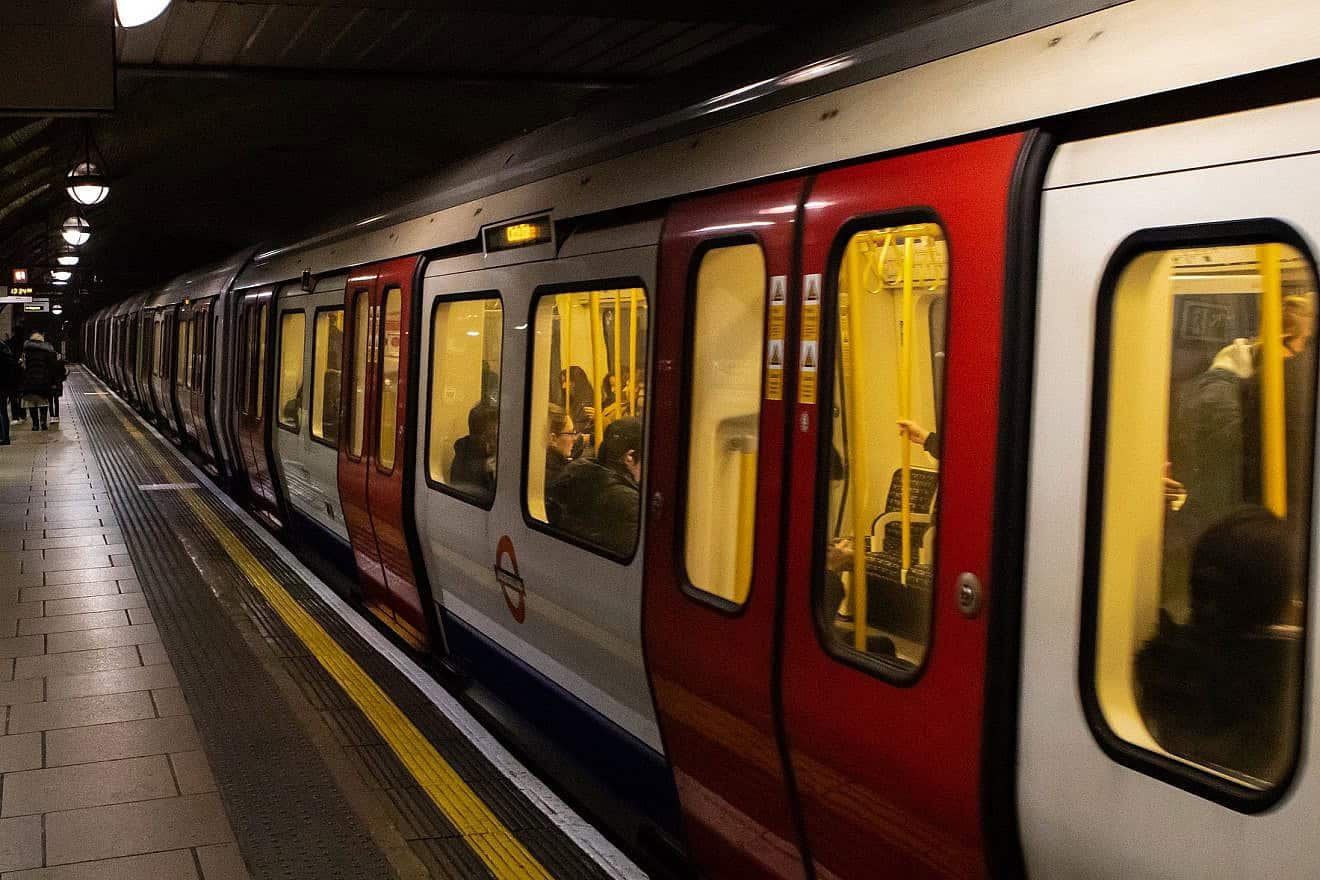 A stop on the London Underground. Credit: TheOtherKev/Pixabay.