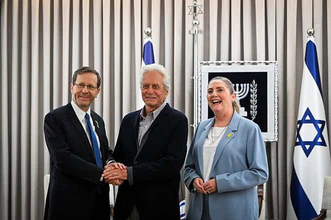 Israeli President Isaac Herzog and his Michal meet with American actor Michael Douglas at the President residence in Jerusalem, June 2, 2024. Photo by Arie Leib Abrams/Flash90  *** Local Caption *** ארצות הברית
יצחק הרצוג
האמריקאי
בית הנשיא
שחקן
מייקל
מיכל
דאגלס