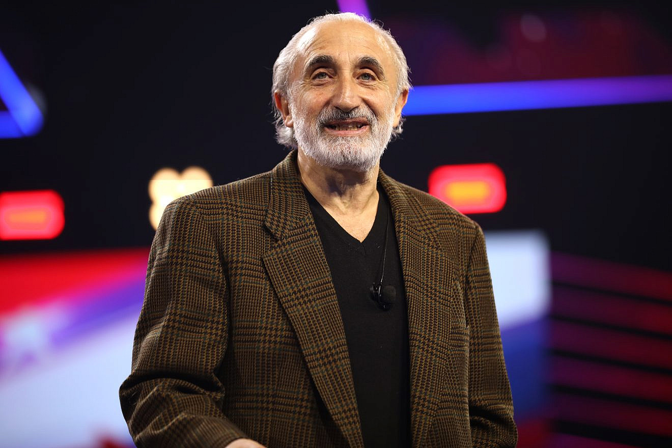 Gad Saad speaking with attendees at AmericaFest at the Phoenix Convention Center on Dec. 18, 2023. Credit: Gage Skidmore/Creative Commons.
