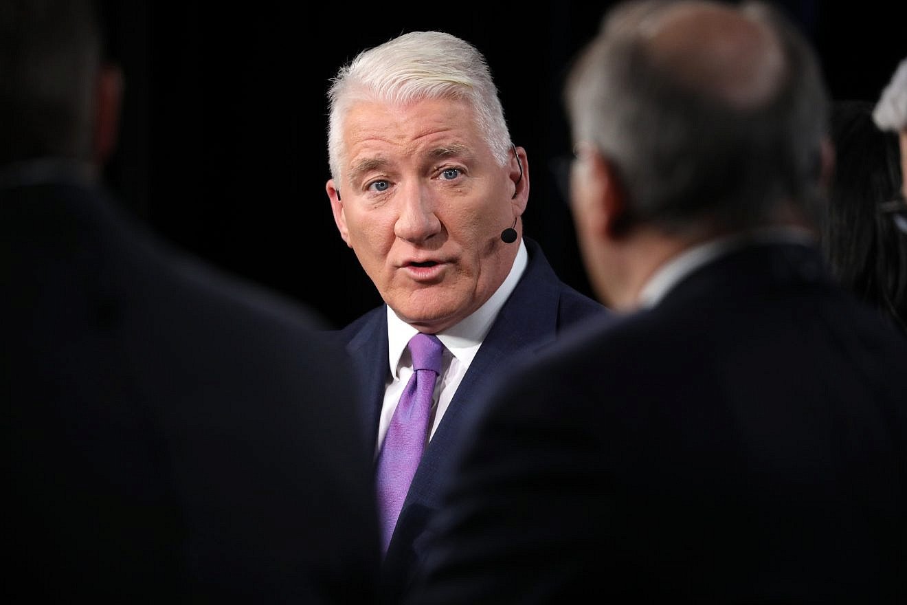 John King speaking in the spin room following the CNN Republican Presidential Debate at the Olmsted Center at Drake University in Des Moines, Iowa, on Jan. 10, 2024. Credit: Gage Skidmore/Creative Commons.
