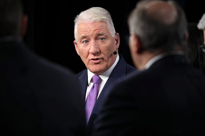 John King speaking in the spin room following the CNN Republican Presidential Debate at the Olmsted Center at Drake University in Des Moines, Iowa, on Jan. 10, 2024. Credit: Gage Skidmore/Creative Commons.