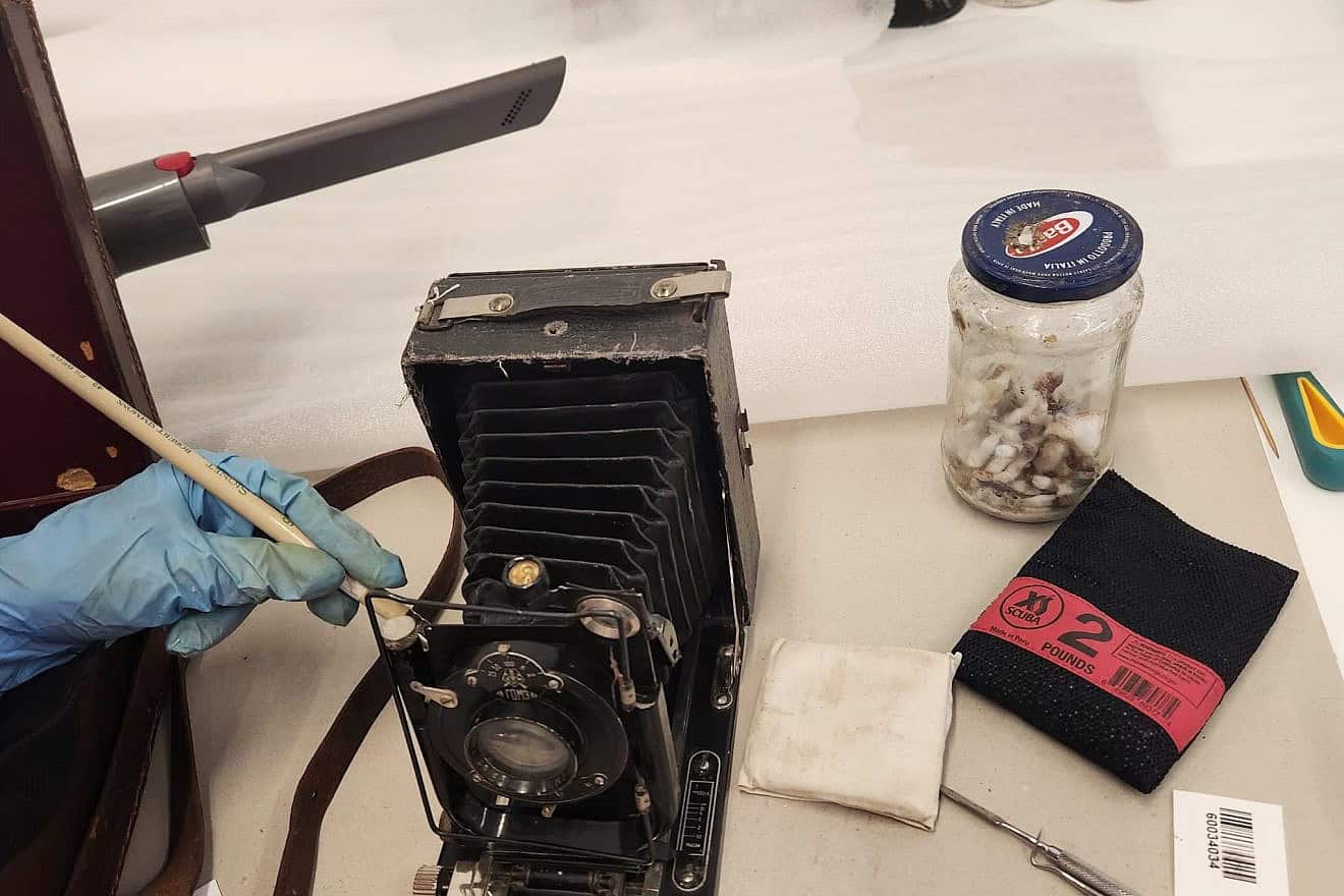 Partisan Edmund "Mundik" Łukawiecki's camera case, June 26, 2024. Credit: Courtesy of Yad Vashem.