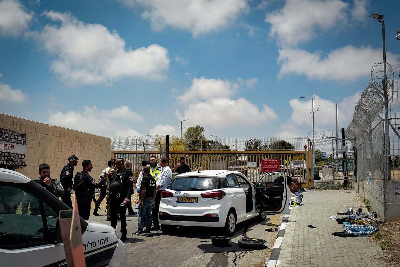 Israeli security forces at the scene of an attempted stabbing attack at the entrance to Netiv Ha'asara, along the border with the Gaza Strip, July 22, 2024. Credit: Flash90.