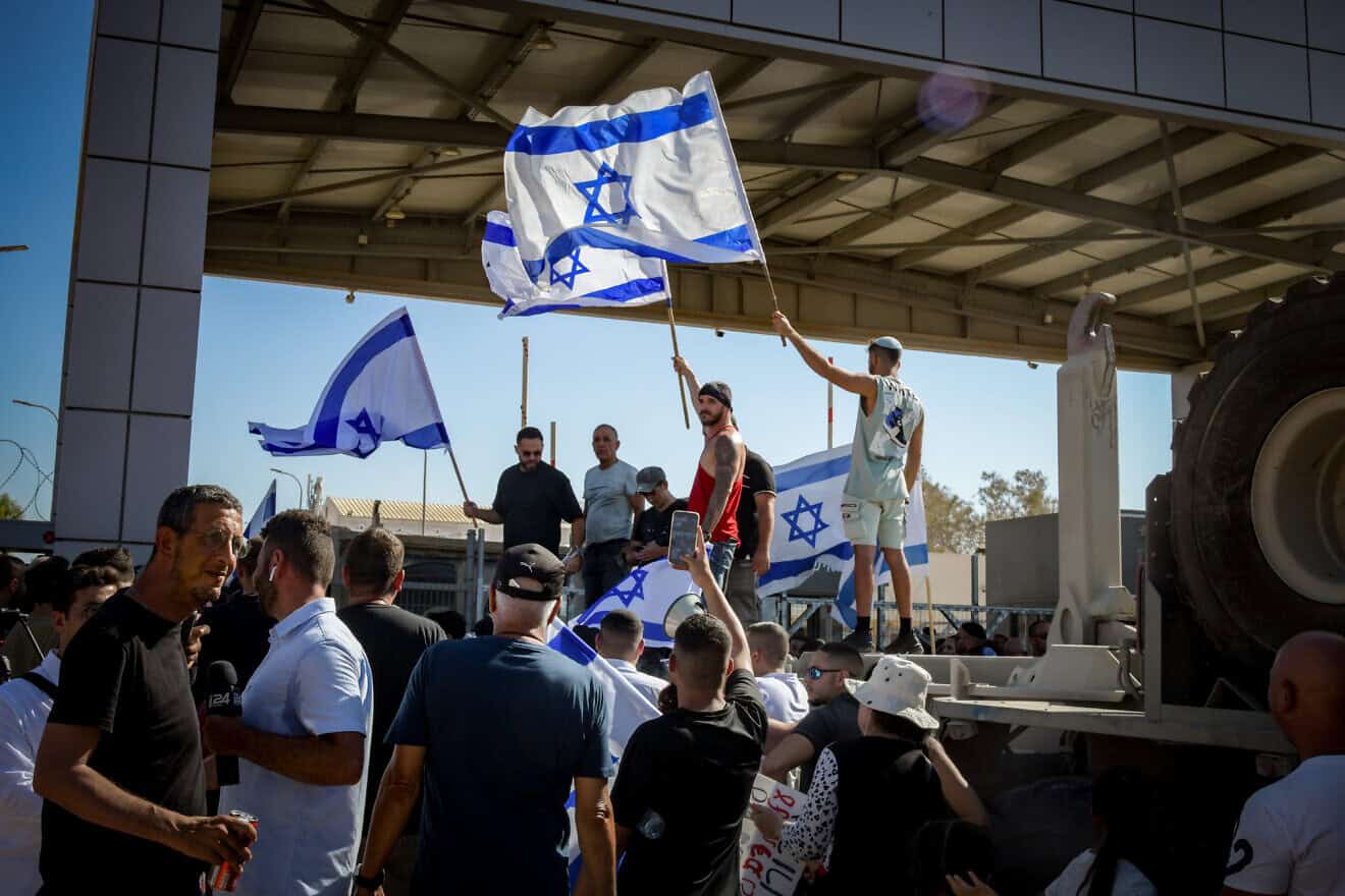 Israeli activists and right-wing lawmakers breach the fence of the Sde Teiman military detention facility in southern Israel, July 29, 2024. Photo by Dudu Greenspan/Flash90.
