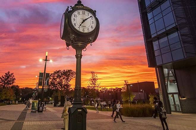 The Mason Clock on Wilkins Plaza was a gift to George Mason University from the Class of 1999. Credit: Credit: Sierra Guard/Creative Services/George Mason University via Johnadamsz/Wikimedia Commons.