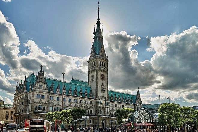Hamburg City Hall. Credit: Aliasdoobs via Wikimedia Commons.