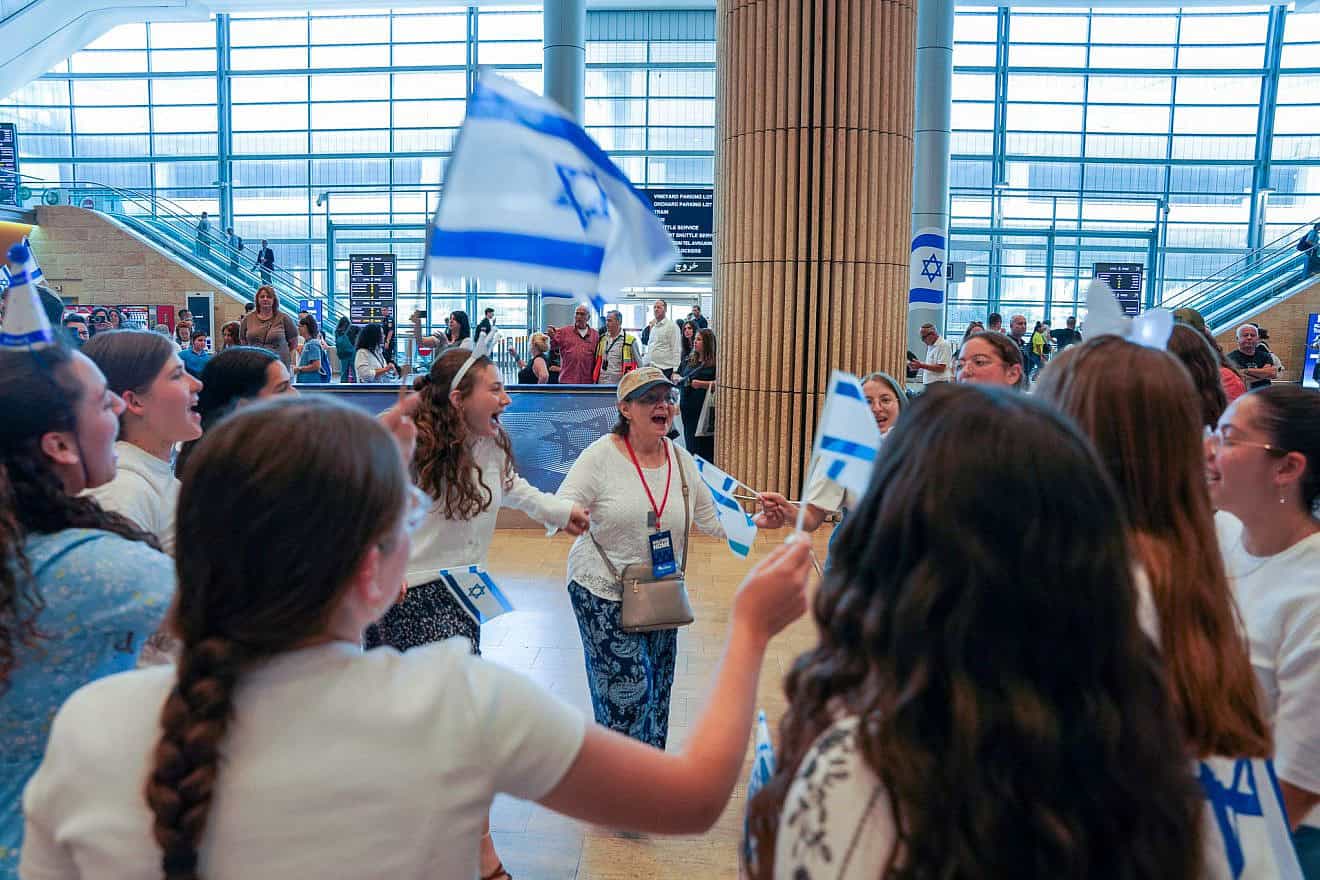Welcoming olim at Ben-Gurion International Airport, July 2024. Credit: Courtesy Nefesh of B'Nefesh.