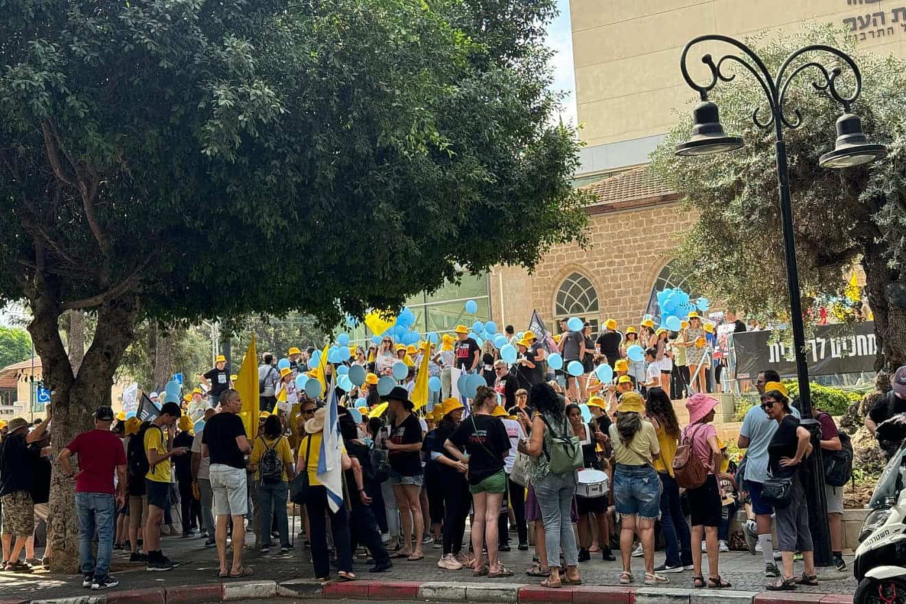 People rally in Rehovot to mark the 20th birthday of city resident Nimrod Cohen, a prisoner of Hamas in Gaza. Photo by Vardit Alon-Korpel.