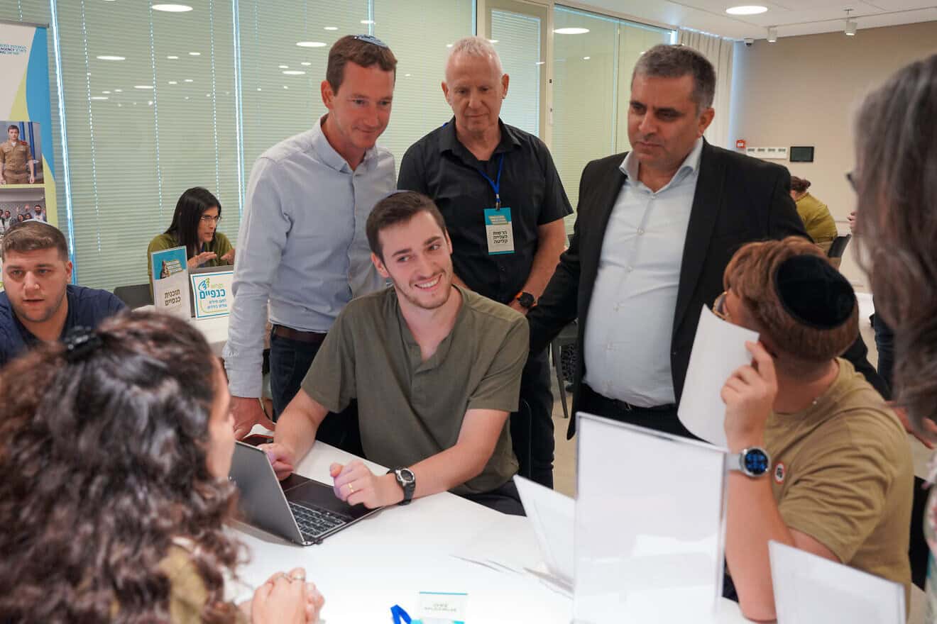 Israeli minister of aliyah and integration Ofir Sofer (center) with reservists. Credit: Courtesy of Nefesh B'Nefesh.