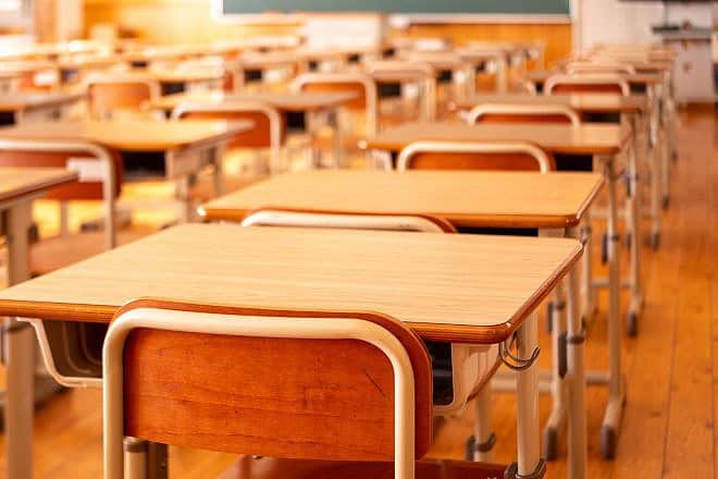 Desks in a classroom. Photo by DeltaWorks/Pixabay.