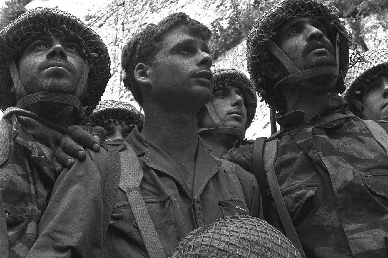 Yitzhak Yifat (center) and other Israeli paratroopers reach the Western Wall in Jerusalem, June 7, 1967. Photo by David Rubinger/GPO.