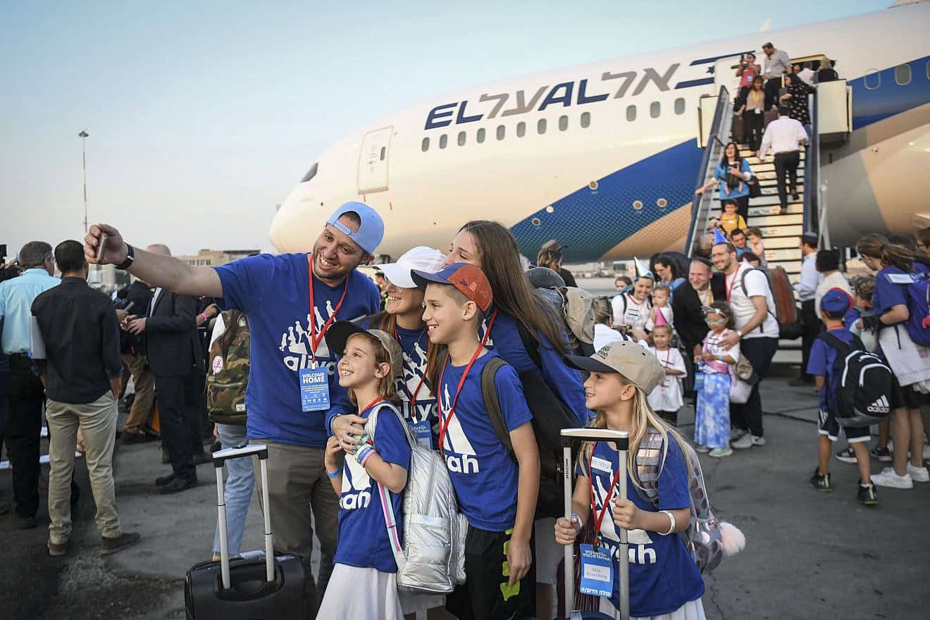 New immigrants from North America arrive at Ben-Gurion International Airport on a Nefesh B'Nefesh group aliyah flight on Aug. 14, 2019. Photo by Flash90.