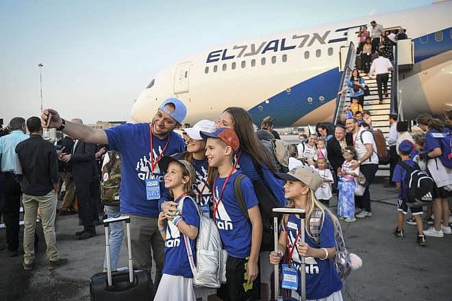 New immigrants from North America arrive at Ben-Gurion International Airport on a Nefesh B'Nefesh group aliyah flight on Aug. 14, 2019. Photo by Flash90.