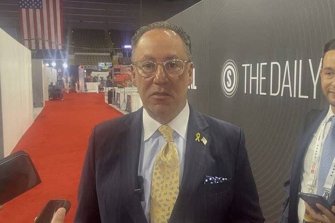 Matt Brooks, Republican Jewish Coalition CEO, addresses reporters at the Republican National Convention in Milwaukee, July 16, 2024. Photo by Mike Wagenheim.