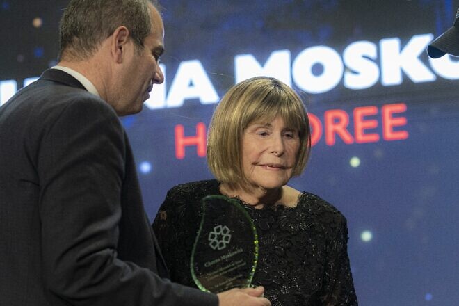 Eli Beer, founder and president of United Hatzalah, presents an award to Cherna Moskowitz. Credit: United Hatzalah.