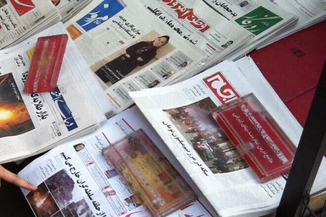 Iranian newspapers in Tehran, 2011. Credit: Kai Hendry/Wikimedia Commons.