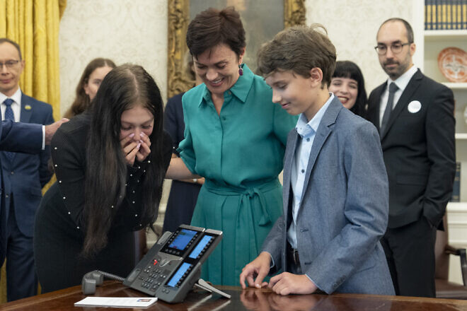 Evgenia Kara-Murza and her children talk on the phone in the Oval Office  of the White House with detained journalist Vladimir Kara-Murza, as U.S. President Joe Biden and families of detained “Wall Street Journal” reporter Evan Gershkovich, former U.S. Marine Paul Whelan and journalist Alsu Kurmasheva look on following their release in a prisoner swap with Russia on Aug. 1, 2024. Credit: Adam Schultz/White House.