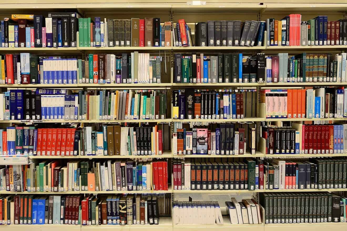 Bookshelves. Credit: ElasticComputeFarm/Pixabay.