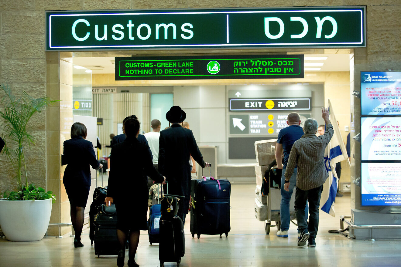 Travelers at the arrival hall of Ben Gurion International Airport, near Tel Aviv, on April 11, 2018. Photo by Moshe Shai/Flash90.
