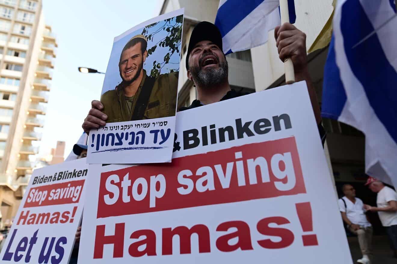 Israeli protesters demand the continuation of fighting in the Gaza Strip outside the U.S. embassy branch office in Tel Aviv, May 7, 2024. Photo by Tomer Neuberg/Flash90.