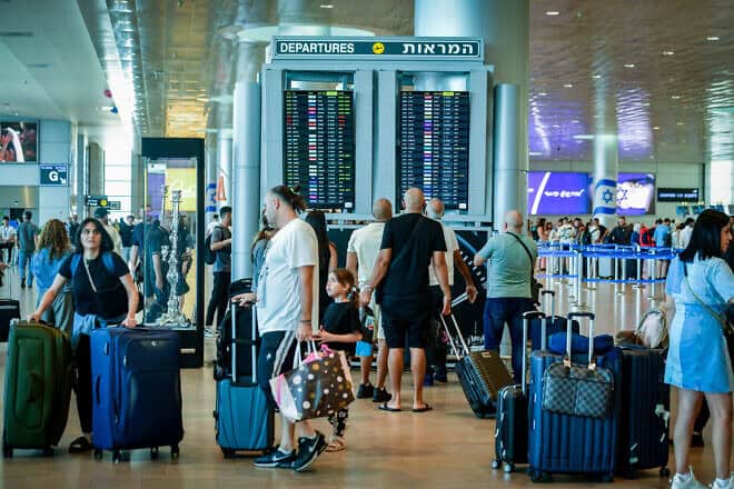 Passengers at Ben-Gurion International Airport, Aug. 1, 2024. Photo by Avshalom Sassoni/Flash90.
