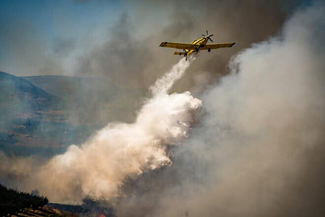 A firefighting plane tries to extinguish a wildfire following a missile attack from Lebanon, near Kibbutz Ayelet HaShahar, northern Israel, Aug. 17, 2024. Photo by Ayal Margolin/Flash90.