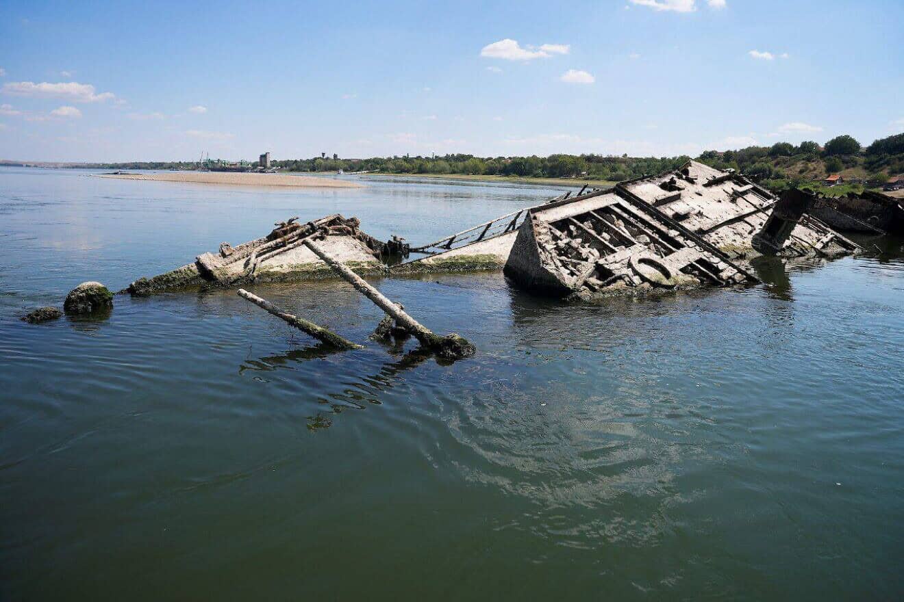A shipwreck exposed by drought in the Danube River, eastern Serbia. Credit: captsingh/X.