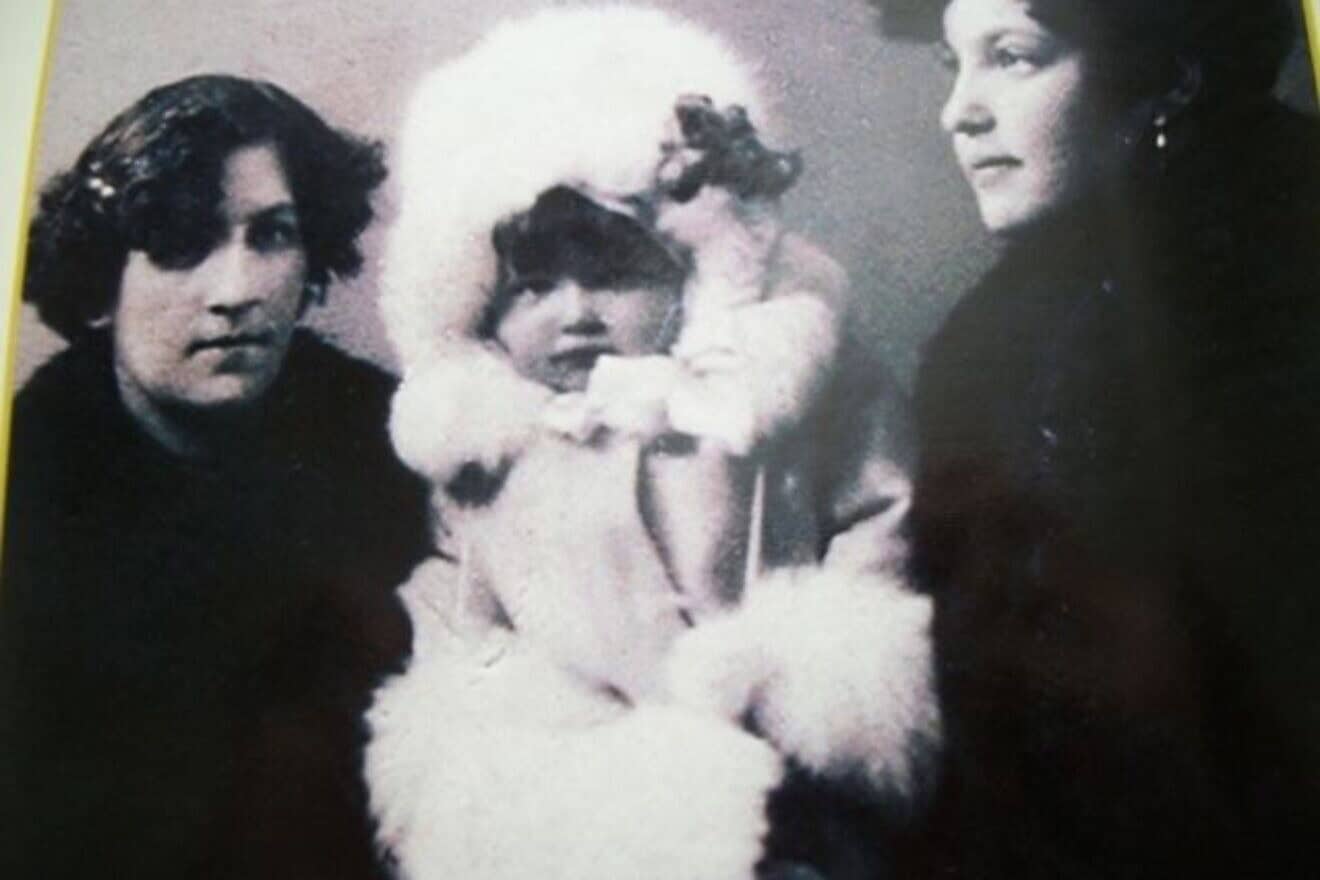 Katerina Schneider with Mina and Aaron’s sister Sheina in 1918. Photo enhanced and colorized by MyHeritage.