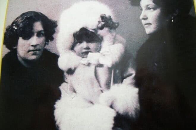 Katerina Schneider with Mina and Aaron’s sister Sheina in 1918. Photo enhanced and colorized by MyHeritage.