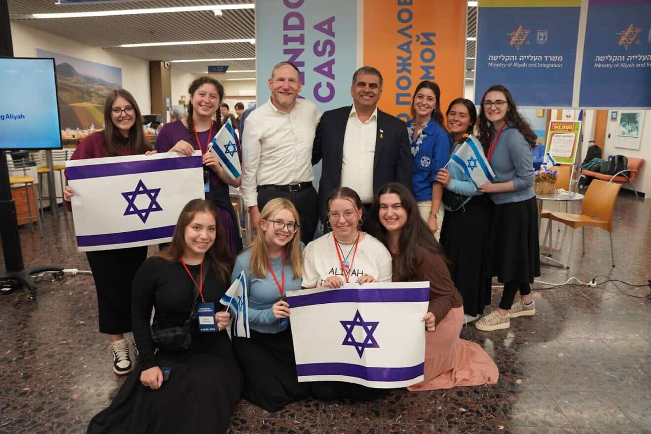 New immigrants who will be joining Bnot Sherut with Nefesh B'Nefesh director Rabbi Yehoshua Fass and Israeli Minister of Aliyah and Integration Ofir Sofer. Credit: Courtesy.