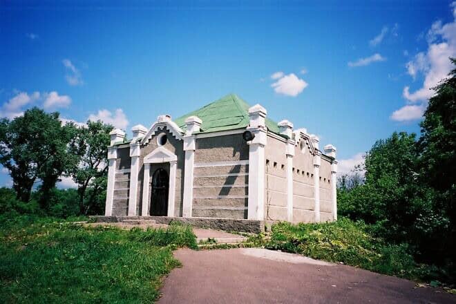 The mausoleum of Rabbi Levi Yitzchak of Berditchev in the old cemetery in Berdychiv, Ukraine. Credit: Gabbai26 via Wikimedia Commons