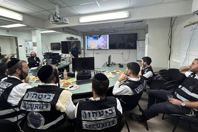 Mishmar volunteers visit a neighborhood command center in Haifa. Credit: HaShomer HaChadash.