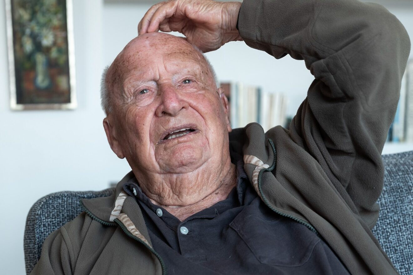 Stanislaw (Shlomo) Aronson at his home in Tel Aviv, 2024. Photo by Jim Hollander/The Lonka Project.