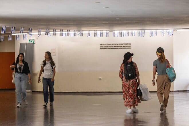 Student at the Hebrew University campus in Jerusalem, on May 28, 2024. Photo by Yonatan Sindel/Flash90.