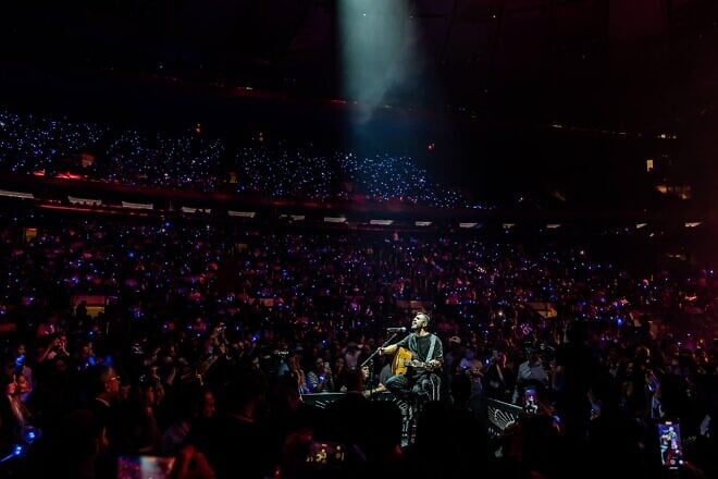 Ishay Ribo performs at Madison Square Garden. Credit: Courtesy of Bnei Akiva of the United States and Canada.