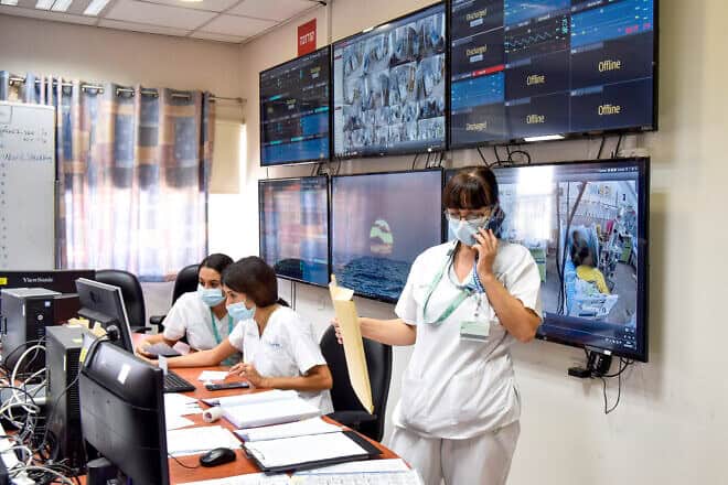 Soroka Medical Center medical staff work at the coronavirus ward in Beersheva, Sept. 15, 2020. Photo by Yossi Zeliger/Flash90.