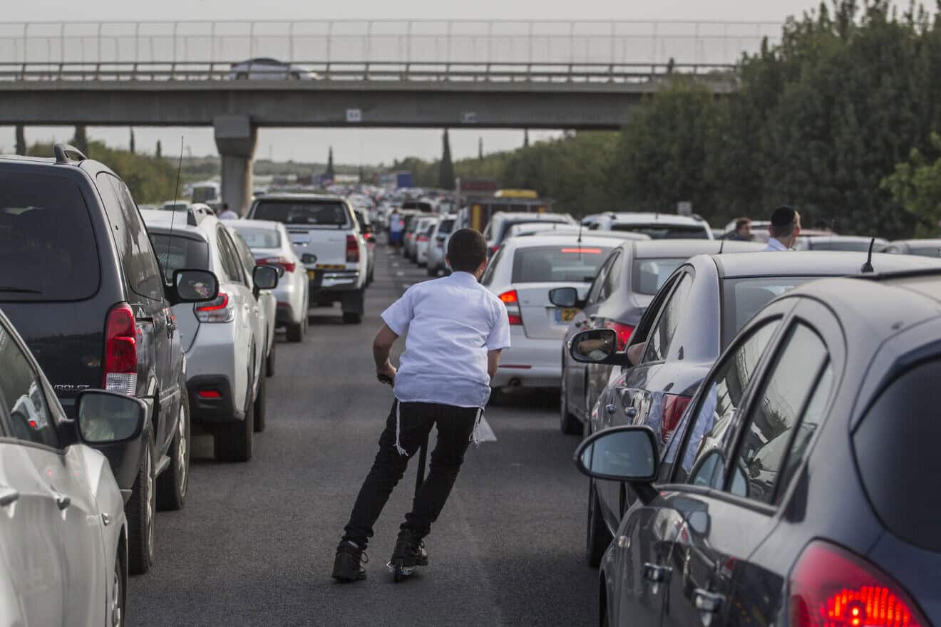 Standstill traffic on Israel's Route 6 highway during the Jewish holiday of Passover, April 26, 2016. Photo by Hadas Parush/Flash90.