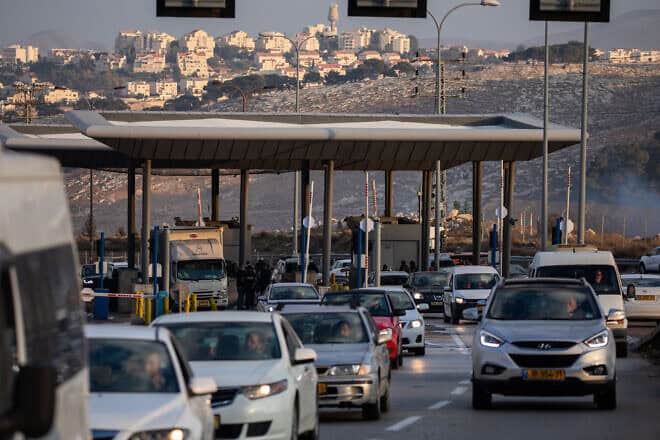 Vehicles at the az-Za'ayyem checkpoint near Ma'ale Adumim in the Judean Desert, Nov. 25, 2020. Photo by Yonatan Sindel/Flash90.
